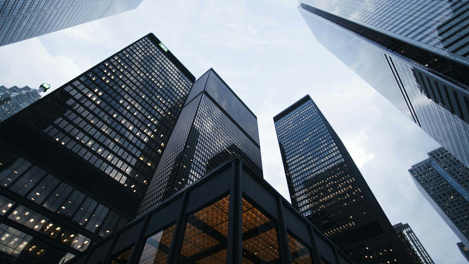 Moderne Hochhaus-Architektur in der City – professioneller Personenschutz von ASP Security in Berlin
